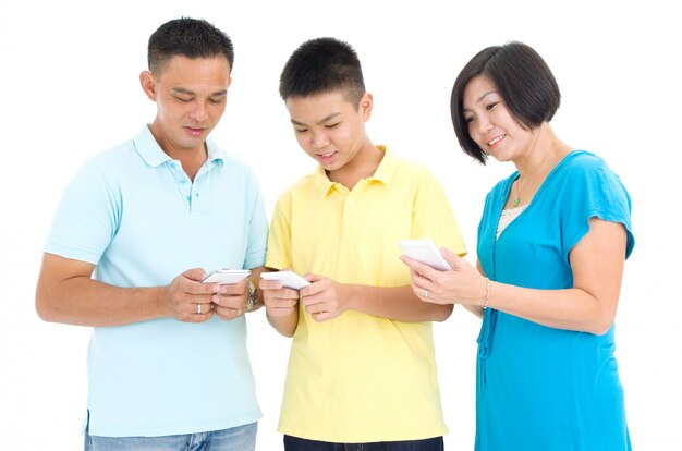 Concept loisirs, technologie, technologie, famille et personnes - parent et fils avec smartphones