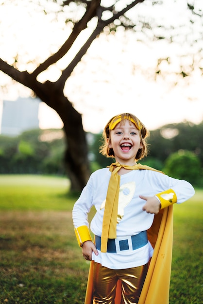 Concept ludique de bonheur super amusant de fille super-héros