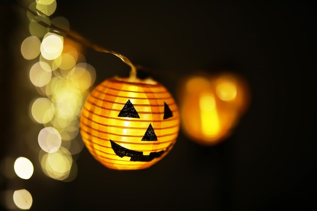 Le concept de lumière la nuit Halloween. Forme de lampe ronde de citrouille utilisée pour décorer avec bokeh et copier l'espace pour le texte.