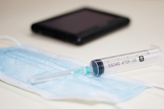 Concept de lutte contre le flacon de vaccin dose de vaccin contre la grippe aiguille seringue concept médical v