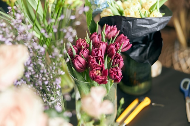 Concept de magasin de fleurs. Gros plan beau joli bouquet de fleurs mélangées sur table. Fond d'écran.