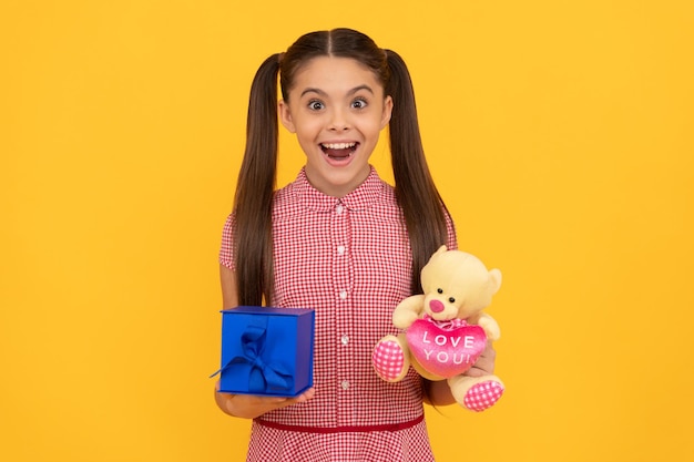 Concept de magasin de jouets bonheur de l'enfance coffret cadeau avec amour enfant souriant avec ours en peluche