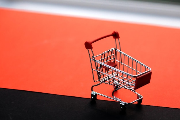 Concept de magasin mini panier rouge vue de dessus vide mini panier ou chariot shopping sur fond concept shopping dans un supermarché