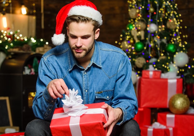 Concept de magasinage Comment choisir le cadeau parfait Homme Père Noël avec boîte-cadeau Beau mec fête Noël Le cadeau parfait est une combinaison de livraison de pensée et de présentation Vacances d'hiver