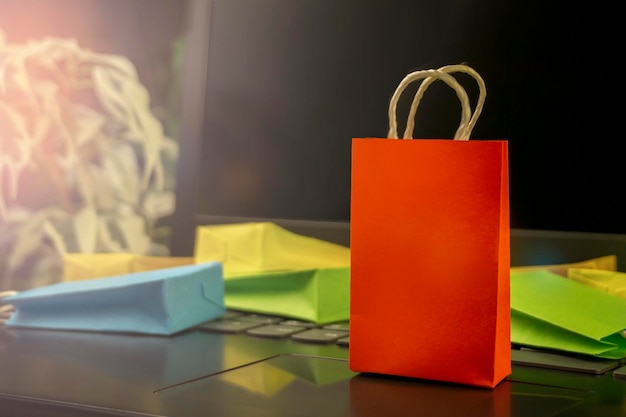 Concept de magasinage en ligne peu livrer des boîtes sacs à provisions pour smartphone panier à provisions sur ordinateur portable
