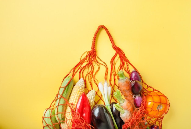 concept de magasinage zéro déchet légumes dans un sac en filet sans plastique