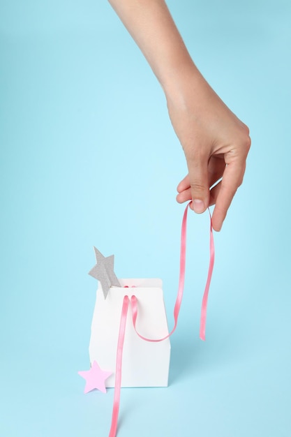 Concept De Main Féminine Cadeau Et Sac Cadeau Sur Fond Bleu
