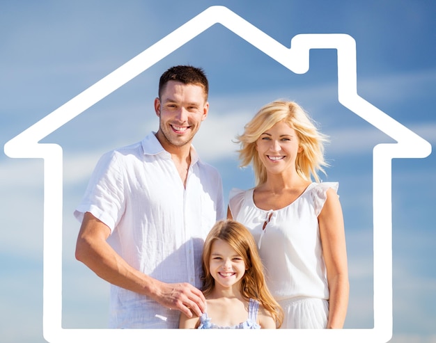 concept de maison, de bonheur et d'immobilier - famille heureuse sur fond de ciel bleu et illustration en forme de maison