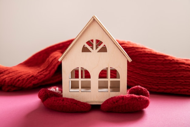 Concept de maison confortable avec une maison de jouets en bois