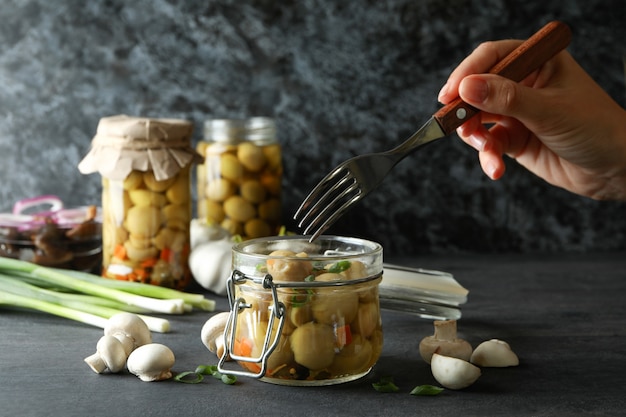 Concept de manger savoureux avec des champignons marinés, gros plan