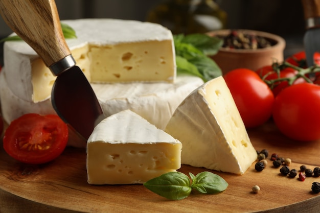 Concept de manger savoureux avec du camembert et des épices sur une planche à découper