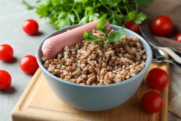 Concept de manger savoureux avec du sarrasin sur table grise