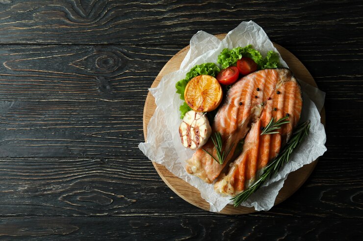 Photo concept de manger savoureux avec du saumon grillé, espace pour le texte