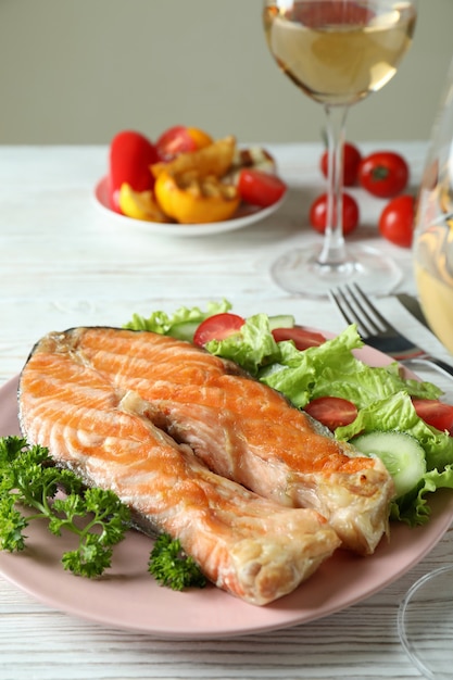 Photo concept de manger savoureux avec du saumon grillé, gros plan