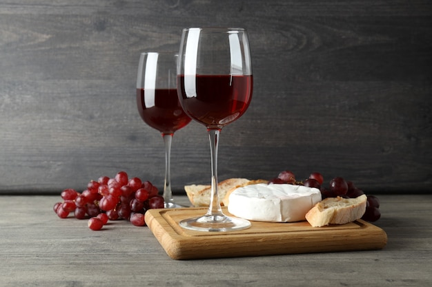 Concept de manger savoureux avec du vin rouge sur une table texturée grise