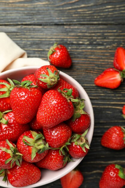 Concept de manger savoureux avec des fraises fraîches sur une table en bois