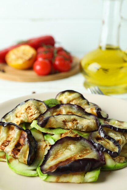 Concept de manger savoureux avec des légumes grillés, gros plan