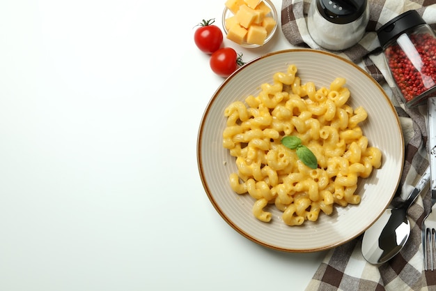 Concept de manger savoureux avec des macaronis au fromage sur fond blanc