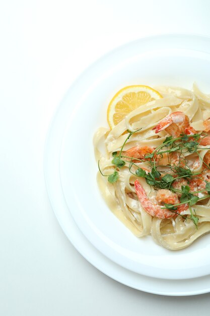 Concept de manger savoureux avec des pâtes aux crevettes sur fond blanc