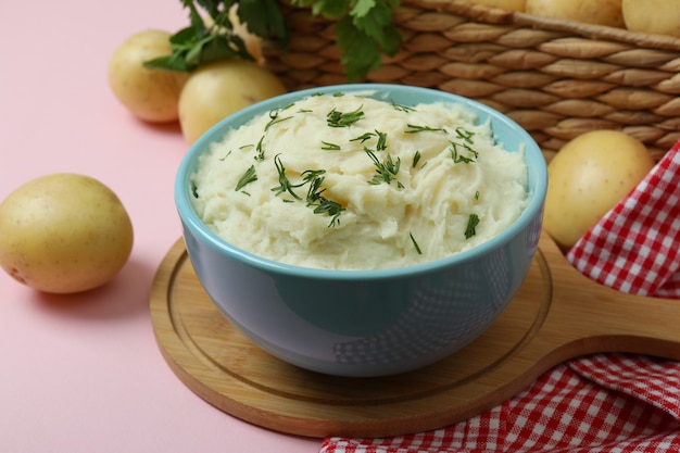 Concept de manger savoureux avec de la purée de pommes de terre sur fond rose