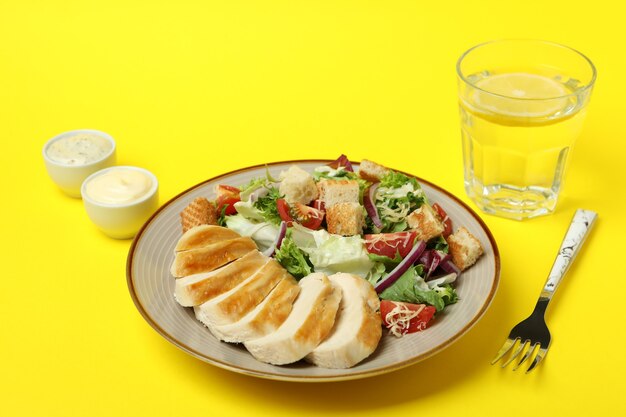 Concept de manger savoureux avec salade César sur jaune