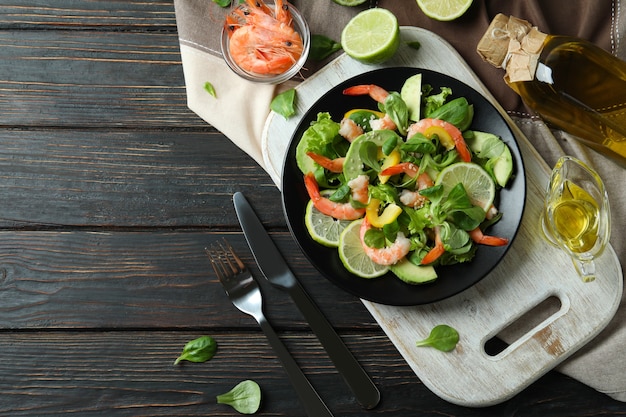 Concept de manger savoureux avec salade de crevettes sur table en bois