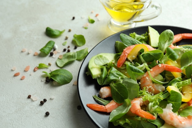 Concept de manger savoureux avec salade de crevettes