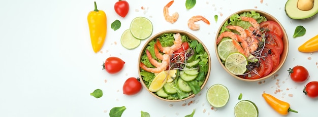 Concept de manger savoureux avec des salades de crevettes sur fond blanc