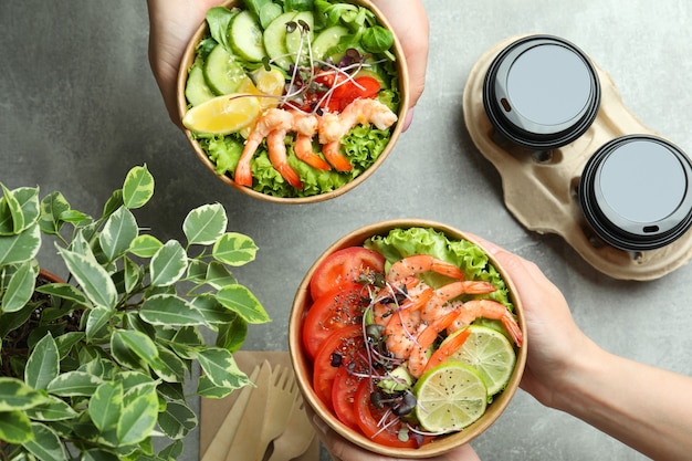 Concept de manger savoureux avec des salades de crevettes sur une table grise