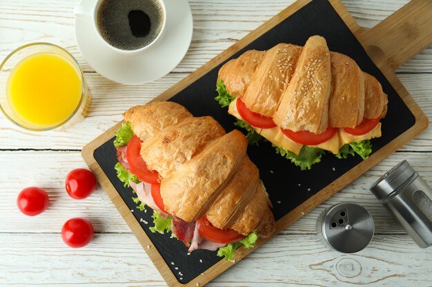 Concept de manger savoureux avec sandwich au croissant, vue du dessus