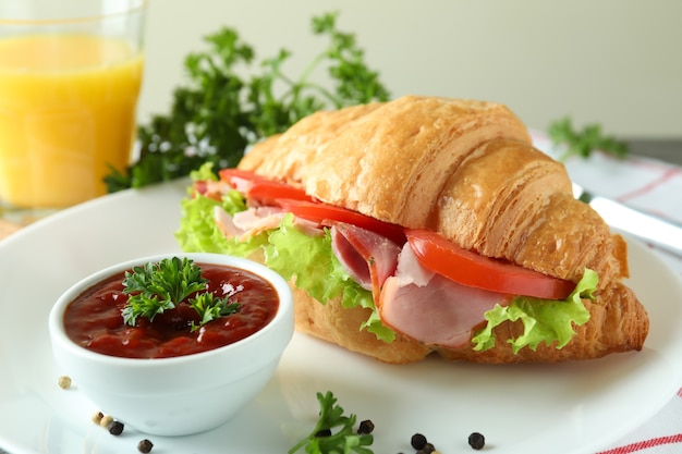 Concept de manger savoureux avec sandwich croissant, gros plan