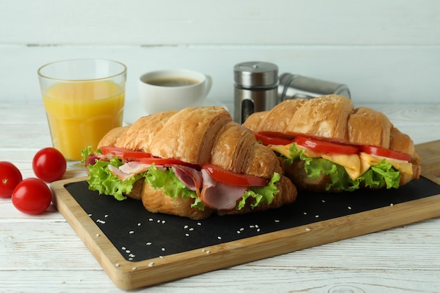 Concept de manger savoureux avec sandwich croissant, gros plan