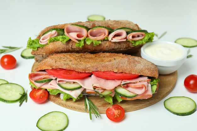 Concept de manger savoureux avec des sandwichs ciabatta sur fond blanc