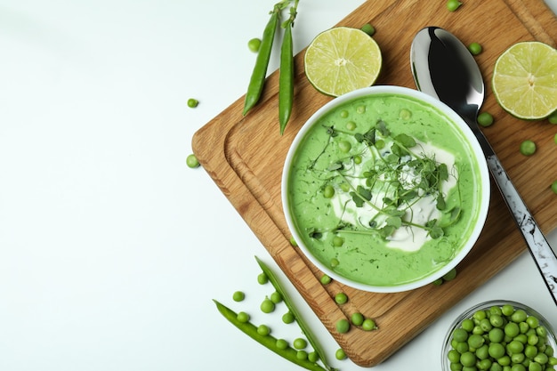 Photo concept de manger savoureux avec de la soupe aux pois sur une surface blanche