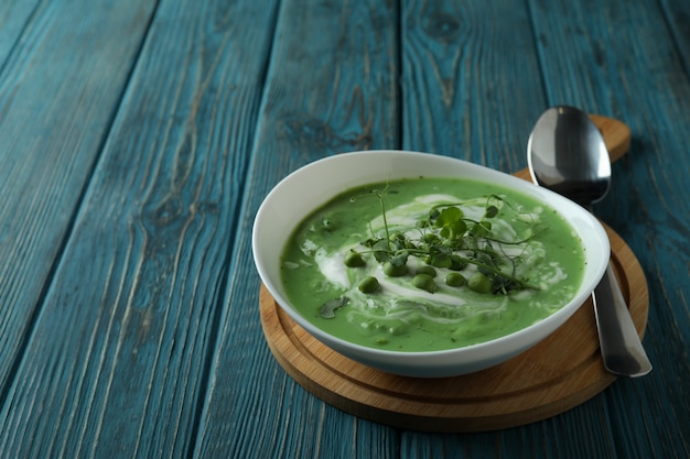 Concept de manger savoureux avec de la soupe aux pois sur une table en bois