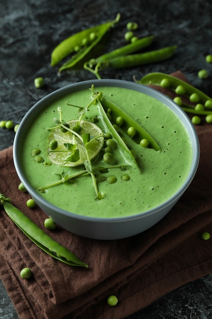 Concept de manger savoureux avec de la soupe aux pois sur une table fumée noire