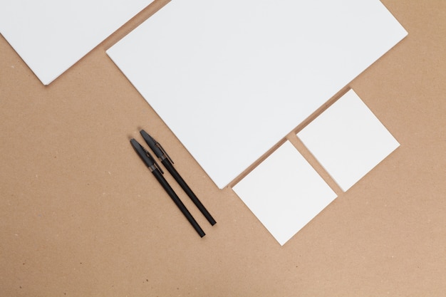 Concept de maquette cartes Papiers sur beige