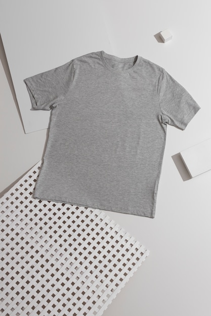 Concept de maquette de chemise avec des vêtements unis