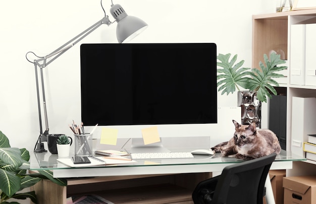 Concept de maquette de lieu de travail. ordinateur de bureau décor de bureau avec équipement.