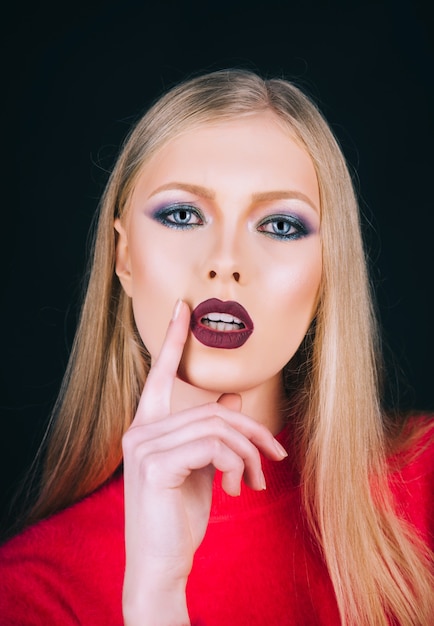 Photo concept de maquillage et de beauté. modèle de maquillage. fille sensuelle avec maquillage. isolé sur fond noir. produit de soin de la peau.