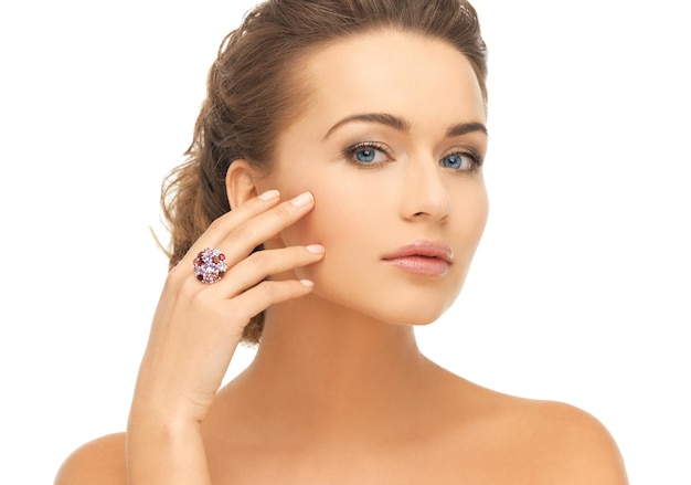 concept de mariée et de mariage - belle femme avec une bague de cocktail violet