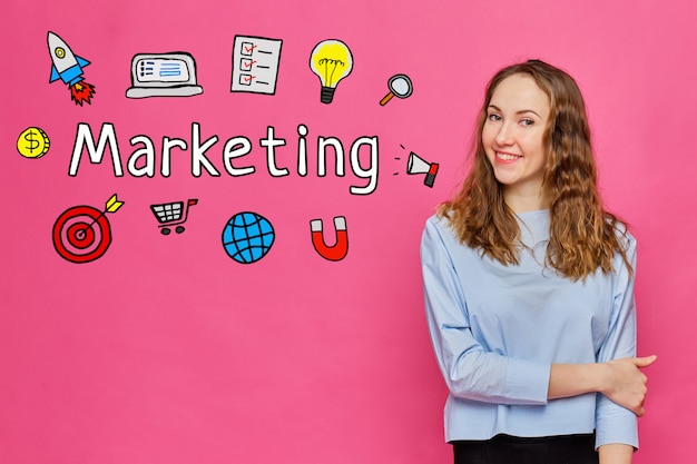 Photo concept marketing - jeune fille souriante sur un espace rose.