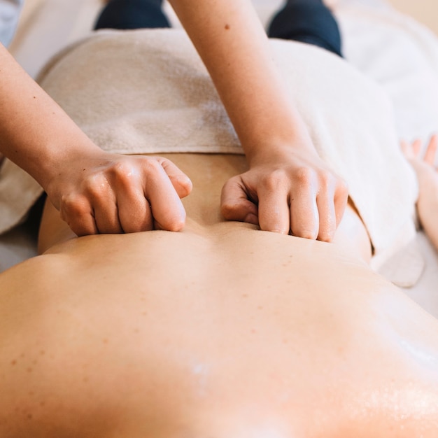 Concept de massage avec une femme détendue