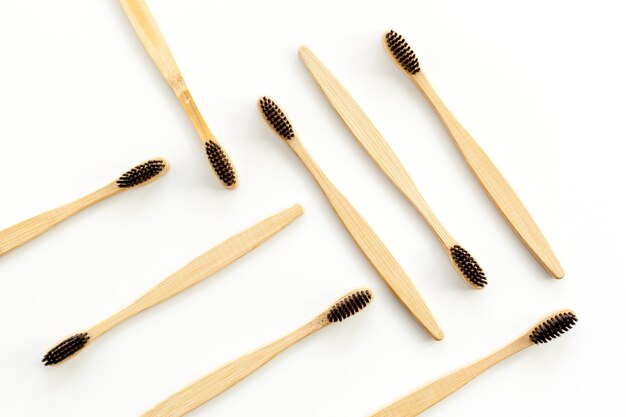 Concept de matériaux Eco avec brosse à dents en bambou sur blanc