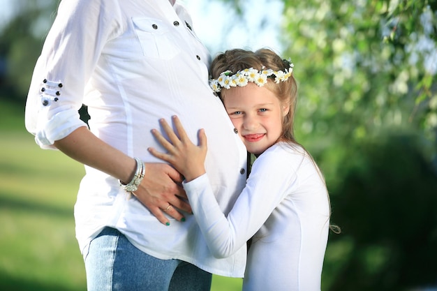 Concept de maternité mère enceinte et petite fille sur un