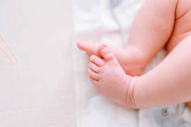 Concept de maternité et de petite enfance pieds nouveau-nés innocence