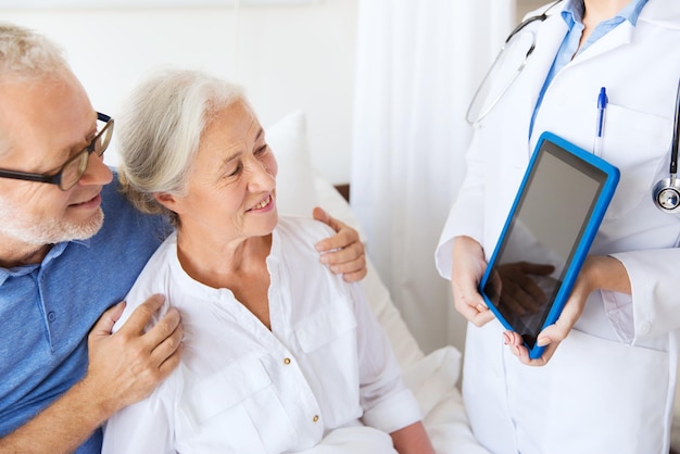 concept de médecine, d'âge, de soins de santé et de personnes - femme âgée, homme et médecin avec ordinateur tablette à l'hôpital