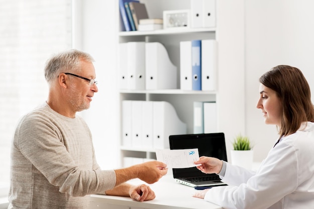 concept de médecine, d'âge, de soins de santé et de personnes - homme âgé et médecin avec réunion de prescription dans un cabinet médical à l'hôpital