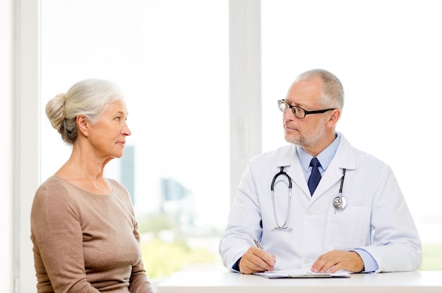 concept de médecine, d'âge, de soins de santé et de personnes - réunion d'une femme âgée et d'un médecin dans un cabinet médical