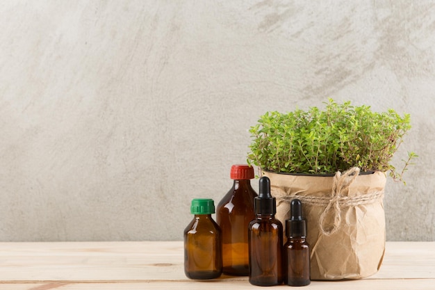 Concept de médecine alternative médecine en bouteilles et herbes médicinales sur une table en bois